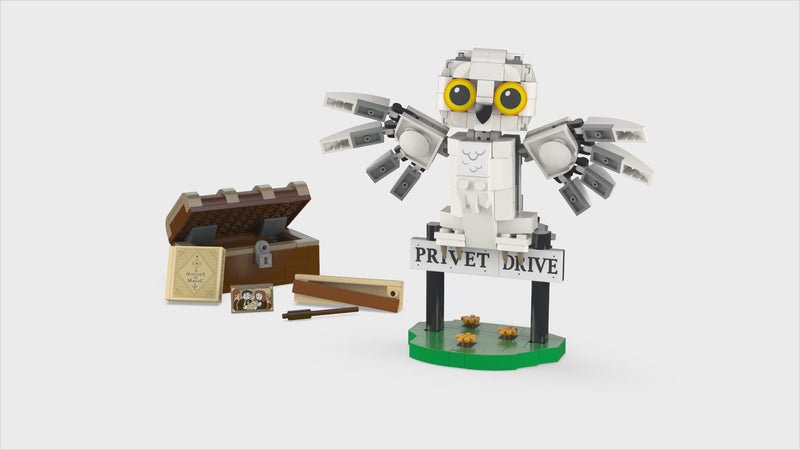 Load and play video in Gallery viewer, LEGO Harry Potter Hedwig™ at 4 Privet Drive 76425
